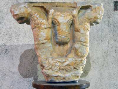 Nella parte destra della chiesa si trova una scultura in marmo bianco con i rilievi di due leoni affrontati che sorreggono un bucefalo: � un capitello dell�XI secolo che ha perso la sua colonna, andata distrutta durante la ristrutturazione di Scicutella
